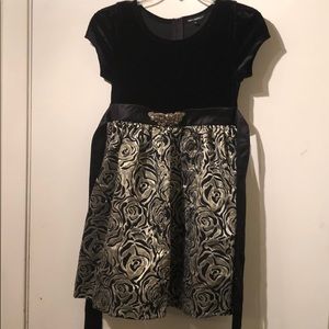 Kids dress with embroidered broach.